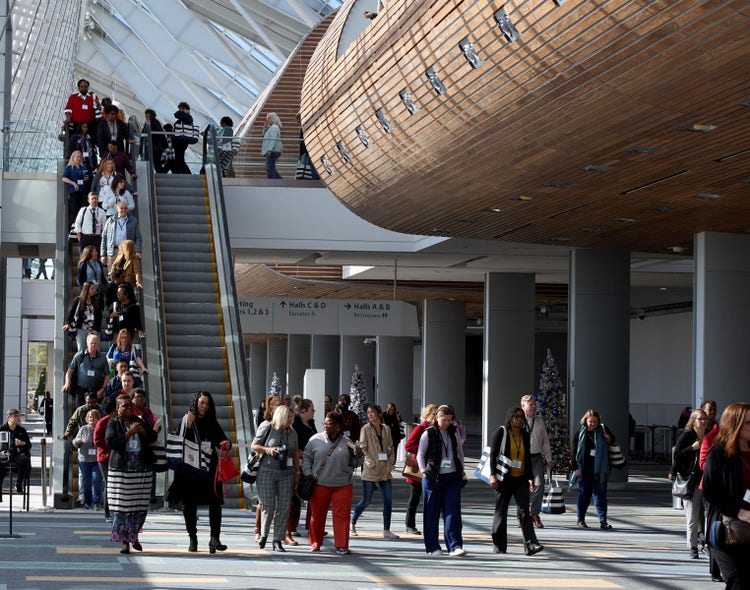 Forum2024 Crowds descending